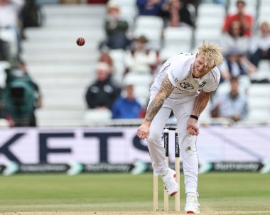 İngiltere kaptanı Ben Stokes, 24 Mayıs 2025 'te İngiltere' nin Nottingham kentindeki Trent Köprüsü 'nde oynanan Rothesay Test Maçı' nda Zimbabwe 'li Sikandar Raza' nın kalesini alan topu veriyor.