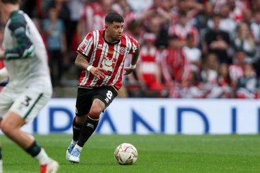 Sheffield United takımından Gustavo Hamer 24 Mayıs 2025 'te Wembley Stadyumu' nda Sheffield United ile Sunderland arasındaki final maçında öne doğru ilerliyor.