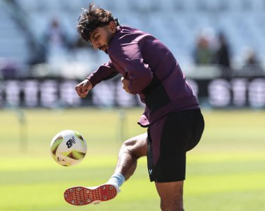 İngiltere 'den Shoaib Bashir, 23 Mayıs 2025' te İngiltere 'nin Trent Bridge, Nottingham' da Zimbabwe 'ye karşı oynadığı Rothesay Test Maçı' nda topa vuruyor.