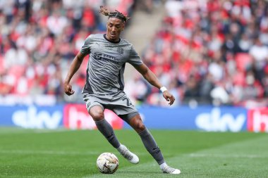 Leyton Orient takımından Sean Clare, 25 Mayıs 2025 'te Wembley Stadyumu' nda oynanan Charlton Atletizm ve Leyton Orient maçında topu ayaklarının dibine aldı.