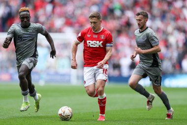 Charlton Athletic takımından Greg Docherty, 25 Mayıs 2025 'te İngiltere' nin Wembley Stadyumu 'nda oynanan Charlton Athletic - Leyton Orient maçında topu ayaklarının dibine aldı.