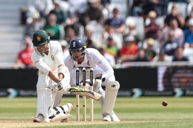 Zimbabwe 'den Brian Bennett, Rothesay Test Maçı 2. Gün İngiltere' nin Trent Bridge, Nottingham, Birleşik Krallık 'ta Zimbabwe' ye karşı oynadığı maçta topu dört koşu çizgisine taşıyor.