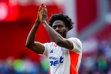 Nottingham Forest oyuncuları ve çalışanları, İngiltere 'nin Nottingham City Ground, Nottingham, 25 Mayıs 2025' te oynanan Premier League maçı sonrasında taraftarların Chelsea 'ye karşı oynadığı maçı kabul ediyor.