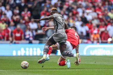Leyton Orient takımından Daniel Agyei, 25 Mayıs 2025 'te Wembley Stadyumu' nda oynanan Sky Bet 1 playoff final karşılaşmasında Charlton Athletic ile Leyton Orient arasındaki maçta Charlton Athletic 'ten Lloyd Jones' a faul yaptı.