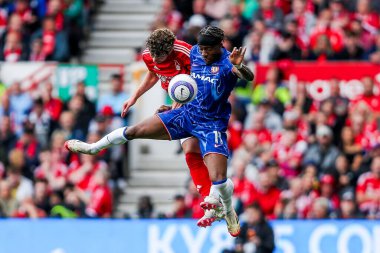 Nottingham Ormanı 'ndan Neco Williams Premier Lig maçı sırasında Chelsea' den Noni Madueke ile birlikte Nottingham Forest 'a karşı Chelsea City Ground, Nottingham, İngiltere' de 25 Mayıs 2025 'te top için atlıyor.