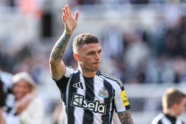 Newcastle United takımından Kieran Trippier, 25 Mayıs 2025 'te St. James' s Park, Newcastle 'da oynanan Premier League maçı sırasında taraftarlara el sallıyor.