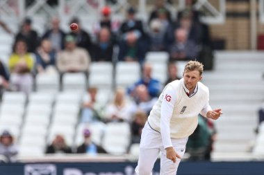 İngiltere 'den Joe Root, 24 Mayıs 2025' te İngiltere 'nin Trent Bridge, Nottingham' da Zimbabwe 'ye karşı oynadığı Rothesay Test Maçı' nda topu teslim ediyor.