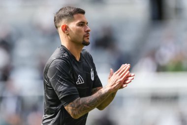 Newcastle United takımından Bruno Guimares, Premier League maçı Newcastle United 'a karşı Everton maçında 25 Mayıs 2025' te oynanan maç öncesi ısınma maçında taraftarları alkışlıyor.