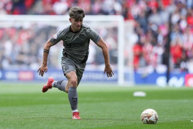 Leyton Orient takımından Ollie O 'Neill, 25 Mayıs 2025' te Wembley Stadyumu 'nda oynanan Charlton Atletizm ve Leyton Orient maçında süzülerek ilerliyor.