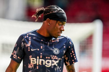 Chelsea 'den Noni Madueke, İngiltere' nin Nottingham City Ground, Nottingham şehrinde oynanan Premier League maçından önce ısınıyor.