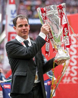 Sunderland 'ın Rgis Le Bris teknik direktörü Şampiyonluk play-off kupasını elinde tutuyor ve Wembley Stadyumu' nda Sheffield United 'ın Sunderland' a karşı oynadığı final maçından sonra Premier League 'e terfi edilişini kutluyor. 