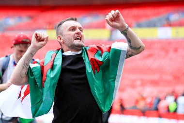 Charlton Athletic 'in teknik direktörü, 25 Mayıs 2025' te Wembley Stadyumu 'nda oynanan Sky Bet 1 Playoff final maçı sonrası Sky Bet Şampiyonası' na terfisini kutluyor.