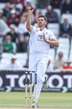 İngiltere 'den Josh Dil, 23 Mayıs 2025' te İngiltere 'nin Trent Bridge, Nottingham' da Zimbabwe 'ye karşı oynadığı Rothesay Test Maçı' nda topu teslim eder.