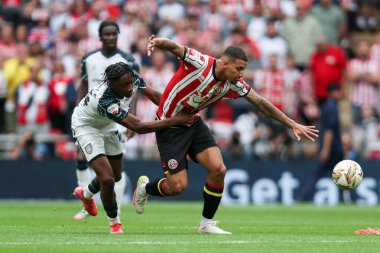 Sunderland 'dan Romaine Mundle, Sheffield United' dan Vinicius Souza 'yı 24 Mayıs 2025' te Wembley Stadyumu 'nda Sheffield United ile Sunderland arasındaki final maçında tutuyor.