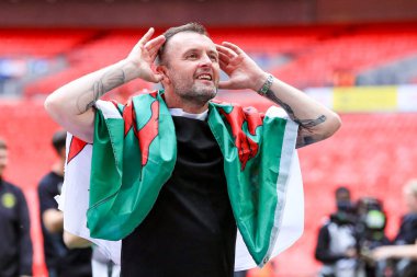 Charlton Athletic 'in teknik direktörü, 25 Mayıs 2025' te Wembley Stadyumu 'nda oynanan Sky Bet 1 Playoff final maçı sonrası Sky Bet Şampiyonası' na terfisini kutluyor.