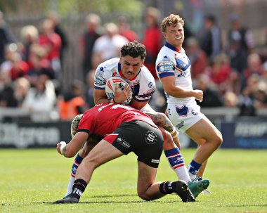 Salford Red Devils takımından Joe Shorrocks, Wakefield Trinity ile Salford Red Devils maçında Wakefield Trinity 'nin Wakefield, İngiltere' de 25 Mayıs 2025 'te oynadığı Wakefield Stadyumu maçında Mathieu Cozza' yı yendi.