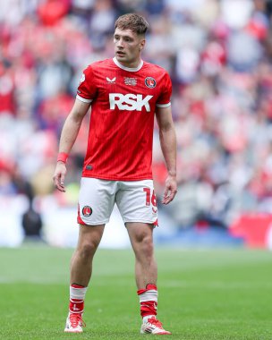 Charlton Athletic takımından Josh Edwards 25 Mayıs 2025 'te Wembley Stadyumu' nda Charlton Athletic ile Leyton Orient arasında oynanan final maçında