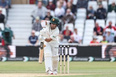 Zimbabwe 'den Ben Curran topu İngiltere' den Harry Brook 'un ellerine atıyor ve Rothesay Test Maçı 2. Gün İngiltere - Zimbabwe Trent Köprüsü, Nottingham, Birleşik Krallık, 23 Mayıs 2025