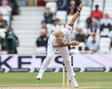 İngiltere kaptanı Ben Stokes, 24 Mayıs 2025 'te İngiltere' nin Trent Köprüsü 'nde Zimbabwe' ye karşı oynadığı Rothesay Test Maçı 'nda topu teslim etti.