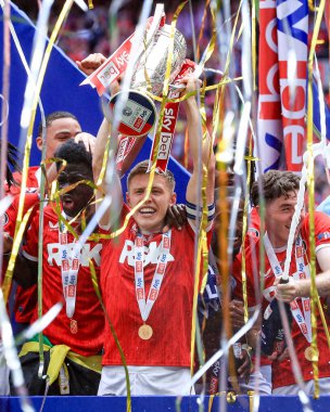 Charlton Athletic, 25 Mayıs 2025 'te Wembley Stadyumu' nda oynanan ve Charlton Athletic 'in Leyton Orient' e karşı oynadığı final maçı sonrasında Lig 1 play-off kupasını kaldırdı.