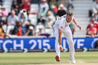 İngiltere 'den Sam Cook, 23 Mayıs 2025' te İngiltere 'nin Trent Bridge, Nottingham' da Zimbabwe 'ye karşı oynadığı Rothesay Test Maçı' nda topu teslim ediyor.