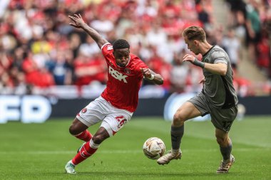 Charlton Atletizm takımından Thierry Small ve Leyton Orient takımından Jack Currie, 25 Mayıs 2025 'te Wembley Stadyumu' nda oynanan 1.