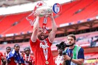Charlton Atletizm takımından Macaulay Gillesphey, 25 Mayıs 2025 'te Wembley Stadyumu' nda oynanan Sky Bet 1 playoff final maçı sonrasında Sky Bet Şampiyonası 'na terfiyi kutluyor.