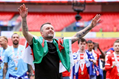 Charlton Athletic 'in teknik direktörü, 25 Mayıs 2025' te Wembley Stadyumu 'nda oynanan Sky Bet 1 Playoff final maçı sonrası Sky Bet Şampiyonası' na terfisini kutluyor.