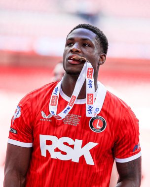 Charlton Atletizm takımından Thierry Small, 25 Mayıs 2025 'te İngiltere' nin Wembley Stadyumu 'nda oynanan Gökyüzü İddia Ligi 1 Playoff Finali' nde Charlton Atletizm ve Leyton Orient maçının ardından Sky Bet Şampiyonası 'na geri dönüşünü kutladı.