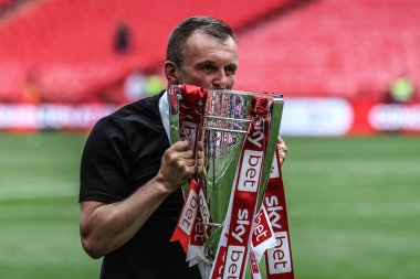 Charlton Athletic takımının teknik direktörü, 25 Mayıs 2025 'te Wembley Stadyumu' nda oynanan Charlton Athletic ve Leyton Orient maçında kupa ile kutluyor.