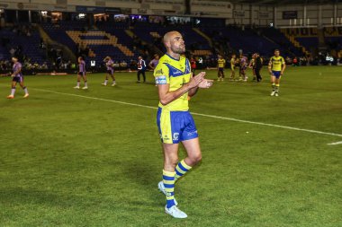Warrington Wolves 'tan James Harrison, 23 Mayıs 2025' te İngiltere 'nin Warrington kentinde oynanan Betfred Süper Lig karşılaşmasında taraftarları alkışlıyor.