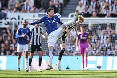 Everton 'dan James Garner ve Newcastle United takımından Anthony Gordon Premier League maçı sırasında Newcastle United ile Everton arasında 25 Mayıs 2025' te St. James 's Park, Newcastle, İngiltere' de oynanan karşılaşmada top için mücadele ettiler.