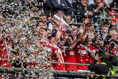 Charlton Athletic, 25 Mayıs 2025 'te Wembley Stadyumu' nda oynanan Charlton Athletic ve Leyton Orient maçında Şampiyonluk Playoff Kupası 'nı kaldırdı.
