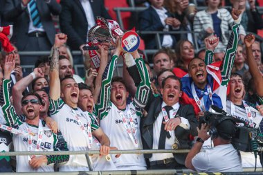 Sunderland, Wembley Stadyumu 'nda 24 Mayıs 2025 tarihinde oynanan ve Sheffield United ile Sunderland arasında oynanan final maçından sonra Premier League' e geri dönmeyi kutluyor.