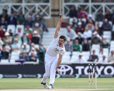 İngiltere 'den Josh Dil, 23 Mayıs 2025' te İngiltere 'nin Trent Bridge, Nottingham' da Zimbabwe 'ye karşı oynadığı Rothesay Test Maçı' nda topu teslim eder.