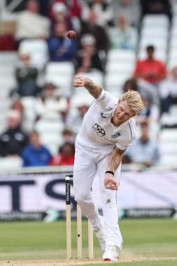 İngiltere kaptanı Ben Stokes, 24 Mayıs 2025 'te İngiltere' nin Trent Köprüsü 'nde Zimbabwe' ye karşı oynadığı Rothesay Test Maçı 'nda topu teslim etti.