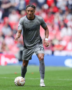 Leyton Orient takımından Sean Clare, 25 Mayıs 2025 'te Wembley Stadyumu' nda oynanan Charlton Atletizm ve Leyton Orient maçında topu ayaklarının dibine aldı.