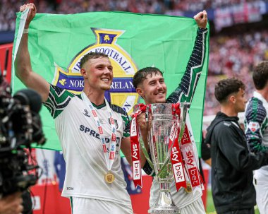 Sunderland 'dan Daniel Ballard ve Sunderland' dan Chris Rigg, İngiltere 'nin Wembley Stadyumu' nda oynanan Sky Bet Şampiyonası Playoff Finali 'nin ardından Premier League' e geri dönmelerini kutluyorlar.