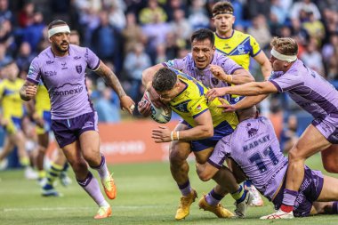 Warrington Wolves 'tan Joe Philbin, Hull KR' dan Dean Hadley ve Hull KR 'dan Sauaso Sue tarafından oynanan Betfred Süper Lig karşılaşmasında Warrington Wolves, Hull KR' a karşı Halliwell Jones Stadyumu, Warrington, Birleşik Krallık, 23 Mayıs 2025