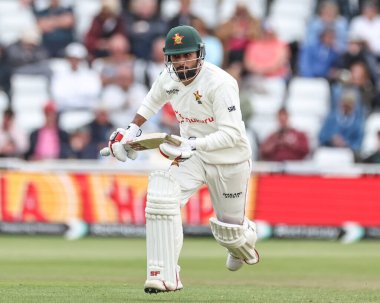 Zimbabwe 'den Sikandar Raza, 24 Mayıs 2025' te İngiltere 'nin Trent Bridge, Nottingham' da Zimbabwe 'ye karşı oynadığı Rothesay Test Maçı' nda iki kez koşuyor.