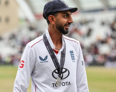 Rothesay Test Maçı 'nda İngiltere' den Shoaib Bashir, İngiltere 'den Zimbabwe' ye karşı Trent Bridge, Nottingham, 24 Mayıs 2025