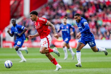Nottingham Ormanı 'ndan Morgan Gibbs-White, Nottingham Forest' ın Chelsea 'ye karşı oynadığı Premier Lig maçı sırasında 25 Mayıs 2025' te Nottingham City Ground, Nottingham, İngiltere 'de topu bırakıyor.