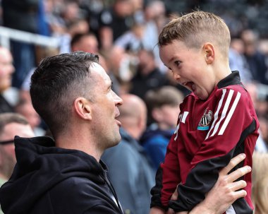 Premier Lig maçında babasıyla birlikte genç bir Newcastle taraftarı 25 Mayıs 2025 'te St. James' s Park, Newcastle, İngiltere 'de Everton' a karşı Newcastle maçında