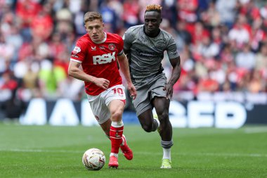 Charlton Athletic takımından Greg Docherty, 25 Mayıs 2025 'te İngiltere' nin Wembley Stadyumu 'nda oynanan Charlton Athletic - Leyton Orient maçında topu ayaklarının dibine aldı.