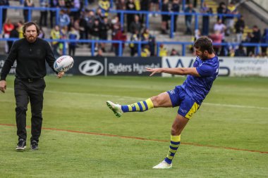 Warrington Wolves takımından Stefan Ratchford, 23 Mayıs 2025 'te Warrington Jones Stadyumu' nda oynanan 12. Betfred Süper Lig karşılaşmasında ısınma öncesi tekmelerini çalışıyor.