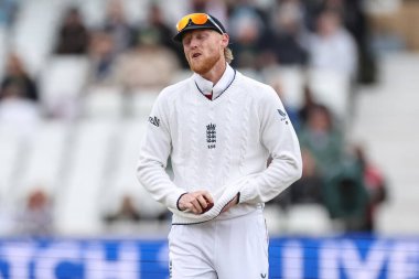 İngiltere kaptanı Ben Stokes, 24 Mayıs 2025 'te İngiltere' nin Trent Bridge, Nottingham, İngiltere 'de Zimbabwe' ye karşı oynadığı Rothesay Test Maçı 'nda topu parlatıyor.