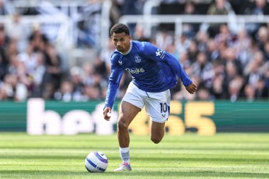 Everton 'dan Iliman Ndiaye, 25 Mayıs 2025' te İngiltere 'nin Newcastle kentindeki St. James' s Park 'ta oynanan Premier League maçı Newcastle United' ın Everton 'a karşı oynadığı maçta topu aldı.