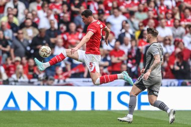 Charlton Athletic takımından Lloyd Jones, 25 Mayıs 2025 'te Wembley Stadyumu' nda oynanan Charlton Atletizm ve Leyton Orient maçında topu kontrol ediyor.