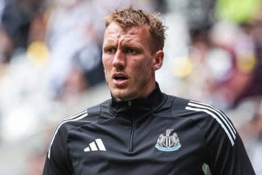 Newcastle United takımından Dan Burn, Premier League maçı sırasında İngiltere 'nin Newcastle şehrinde oynanan St.James' s Park 'ta oynanan maç öncesi ısınma maçında