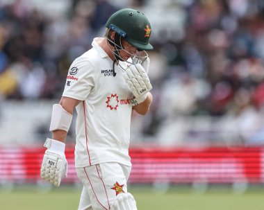 Zimbabwe 'li üzgün Ben Curran, İngiltere' nin kaptanı Ben Stokes 'un 3. Rothesay Test Maçı' nda İngiltere 'nin Trent Bridge, Nottingham, İngiltere' de Zimbabwe 'ye karşı oynadığı maçta İngiltere' nin attığı Shoaib Bashir 'in attığı top karşısında oyun alanından ayrıldı.